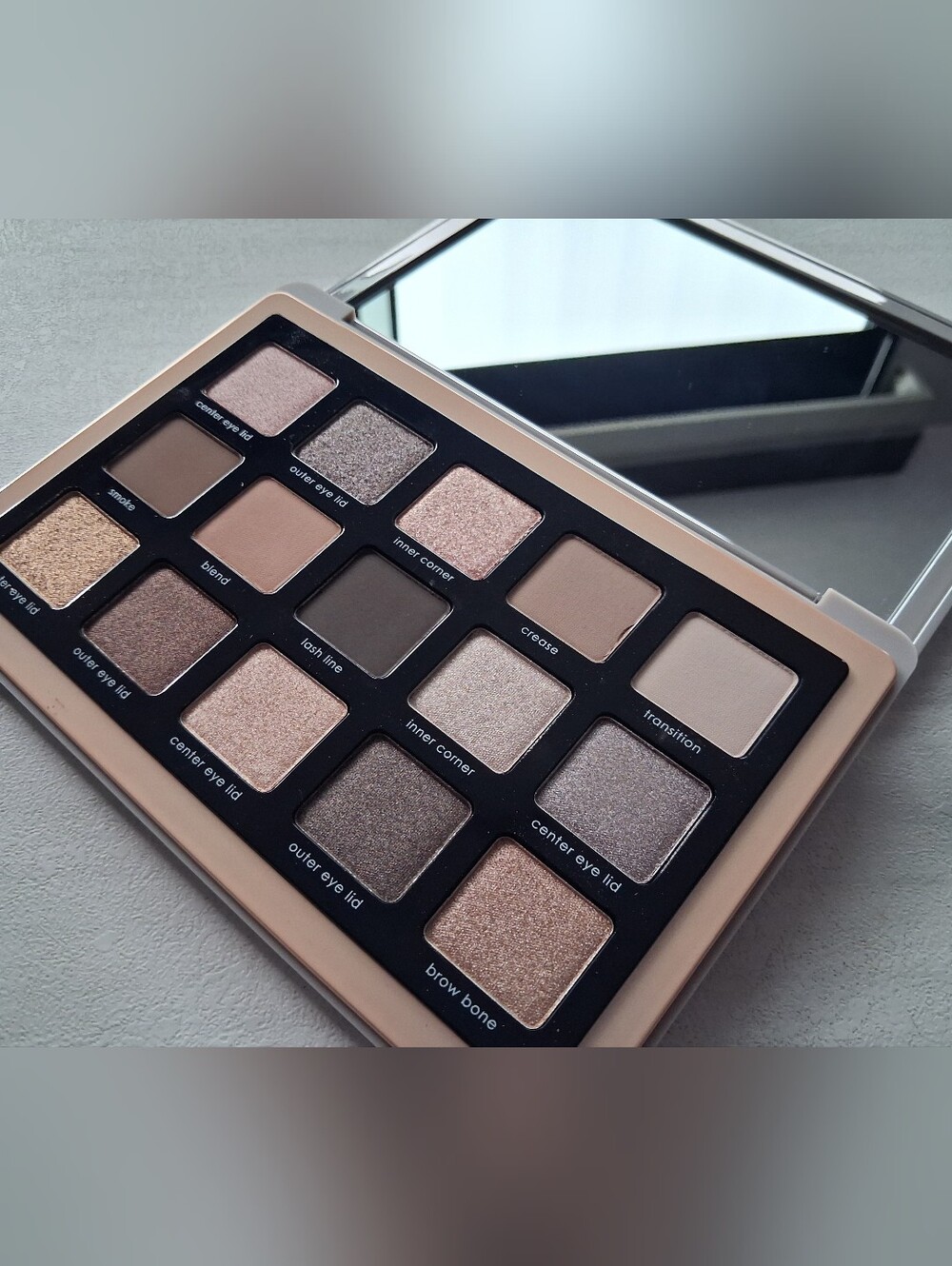Neutral Eyeshadow Palette - Taupe & Champagne Shades